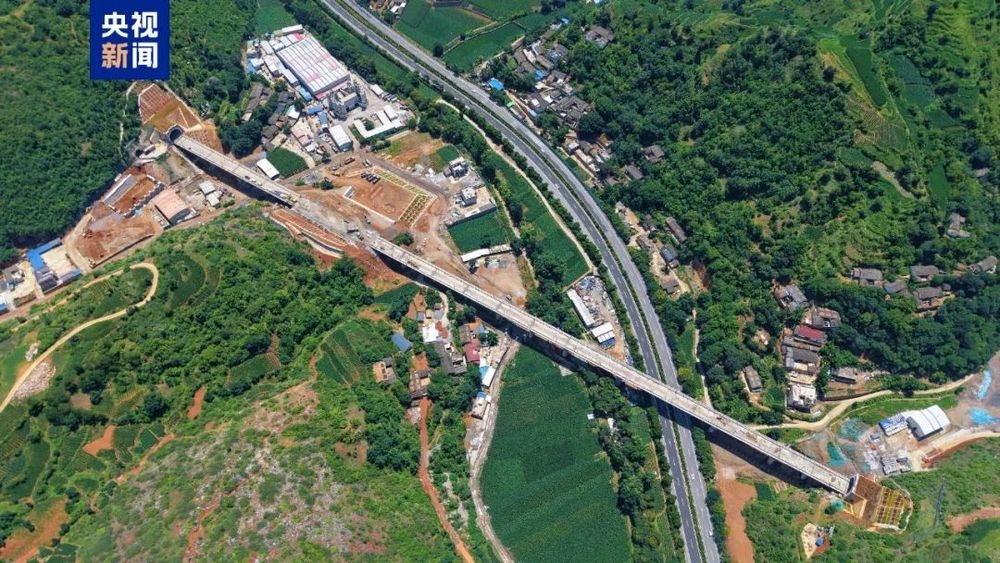 在高铁上用小型电煮锅？12306回应→开元棋牌app7点出发｜冲上热搜！有人(图4)